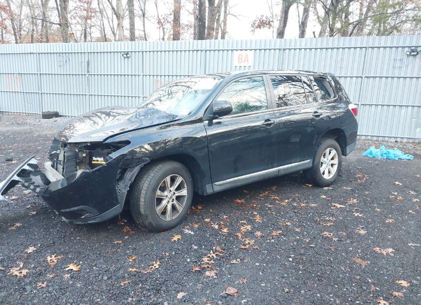 Photo 2 of 2013 Toyota Highlander BASE V6 (VIN 5TDBK3EH1DS212671)