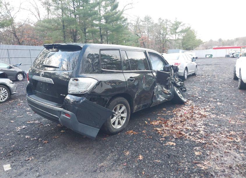 Photo 4 of 2013 Toyota Highlander BASE V6 (VIN 5TDBK3EH1DS212671)