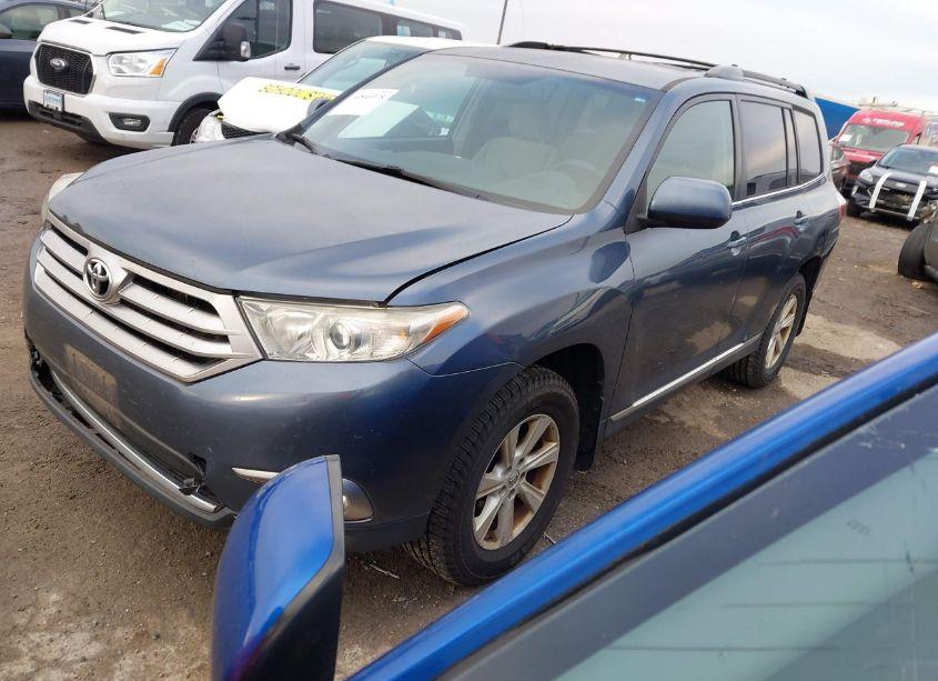 Photo 2 of 2013 Toyota Highlander BASE PLUS V6 (VIN 5TDBK3EH1DS238798)