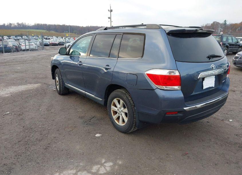 Photo 3 of 2013 Toyota Highlander BASE PLUS V6 (VIN 5TDBK3EH1DS238798)