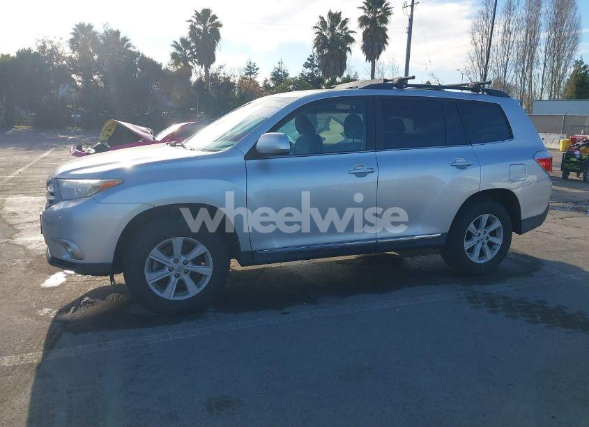 Photo 2 of 2013 Toyota Highlander BASE PLUS V6 (VIN 5TDBK3EH1DS269615)