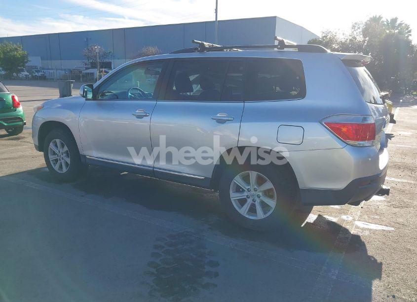Photo 3 of 2013 Toyota Highlander BASE PLUS V6 (VIN 5TDBK3EH1DS269615)