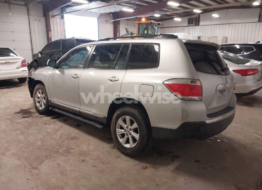 Photo 3 of 2013 Toyota Highlander SE V6 (VIN 5TDBK3EH1DS270196)