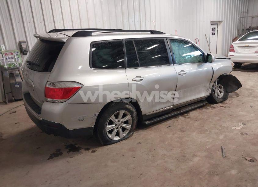 Photo 4 of 2013 Toyota Highlander SE V6 (VIN 5TDBK3EH1DS270196)