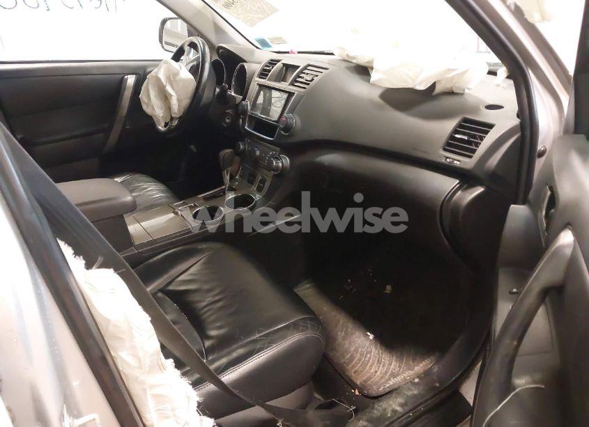 Photo 5 of 2013 Toyota Highlander SE V6 (VIN 5TDBK3EH1DS270196)