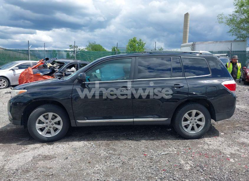 Photo 13 of 2013 Toyota Highlander SE V6 (VIN 5TDBK3EH1DS270828)