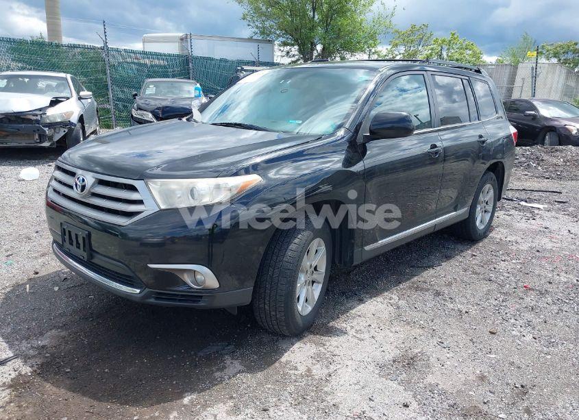 Photo 2 of 2013 Toyota Highlander SE V6 (VIN 5TDBK3EH1DS270828)