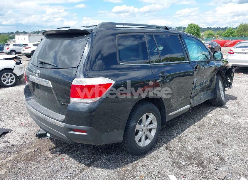 Photo 4 of 2013 Toyota Highlander SE V6 (VIN 5TDBK3EH1DS270828)