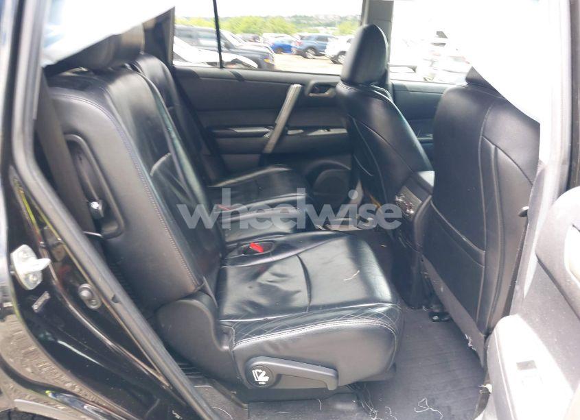 Photo 8 of 2013 Toyota Highlander SE V6 (VIN 5TDBK3EH1DS270828)