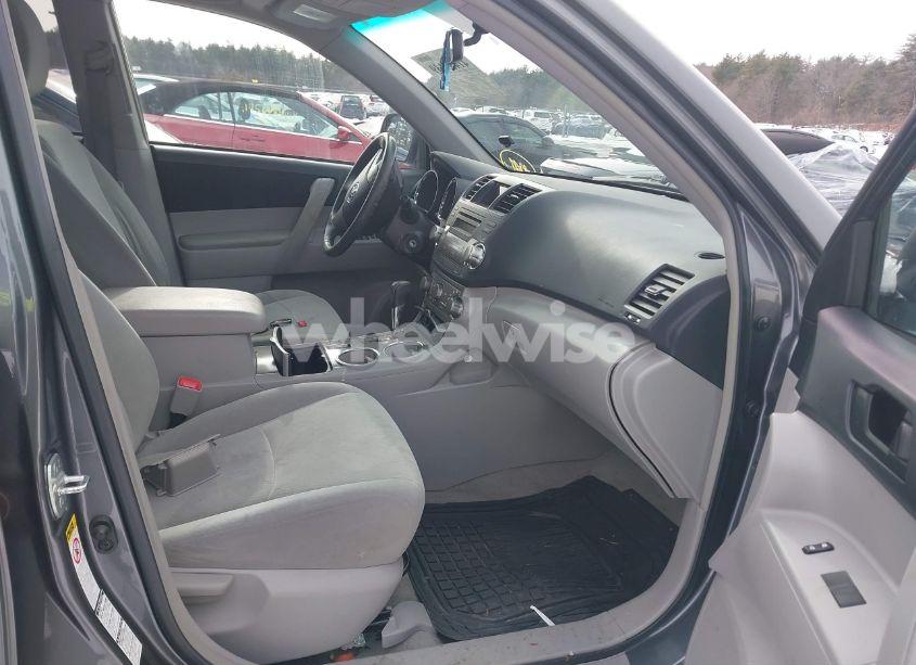 Photo 5 of 2010 Toyota Highlander BASE V6 (VIN 5TDBK3EH2AS032742)