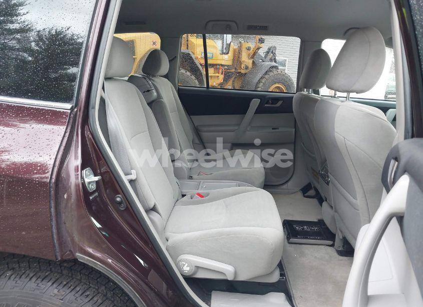 Photo 8 of 2011 Toyota Highlander BASE V6 (VIN 5TDBK3EH2BS054838)