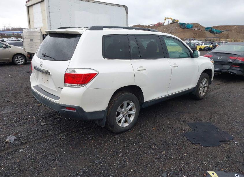Photo 4 of 2011 Toyota Highlander SE (VIN 5TDBK3EH2BS060705)