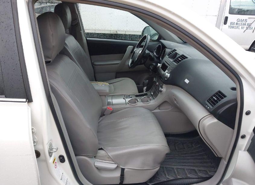 Photo 5 of 2011 Toyota Highlander SE (VIN 5TDBK3EH2BS060705)