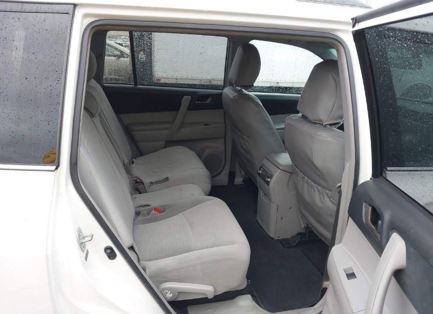 Photo 8 of 2011 Toyota Highlander SE (VIN 5TDBK3EH2BS060705)