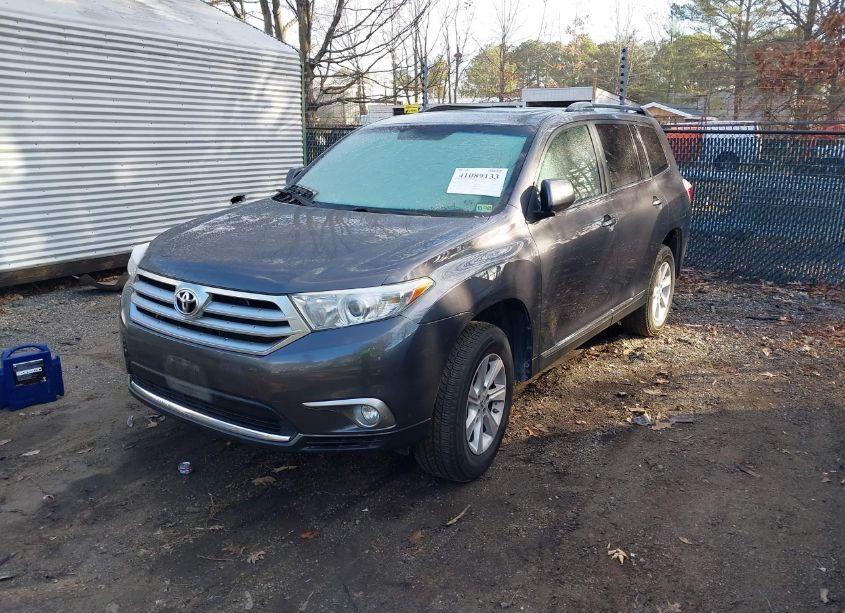 Photo 2 of 2013 Toyota Highlander SE V6 (VIN 5TDBK3EH2DS178613)
