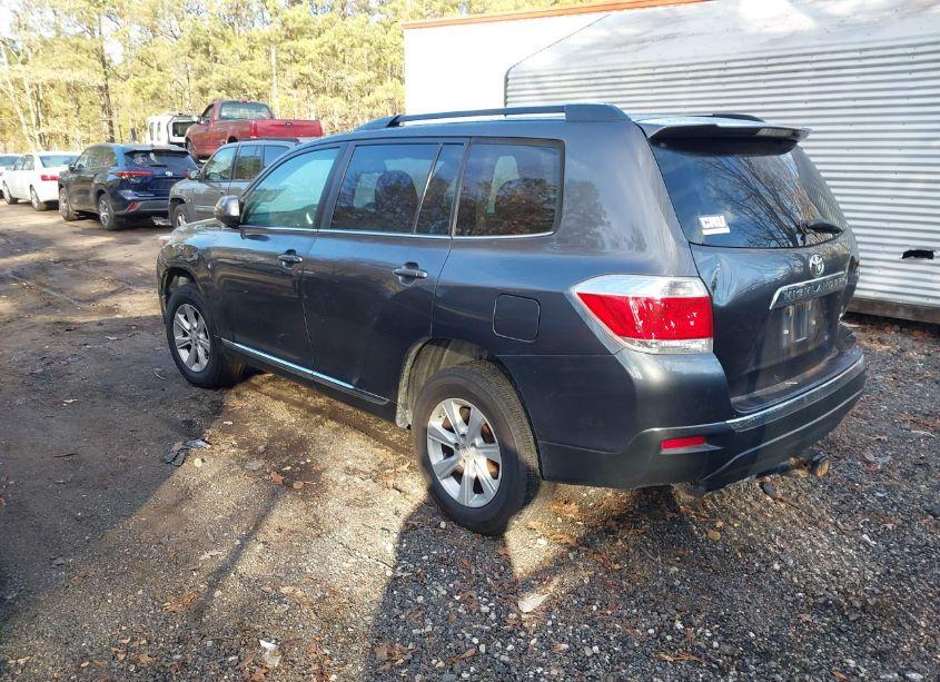 Photo 3 of 2013 Toyota Highlander SE V6 (VIN 5TDBK3EH2DS178613)