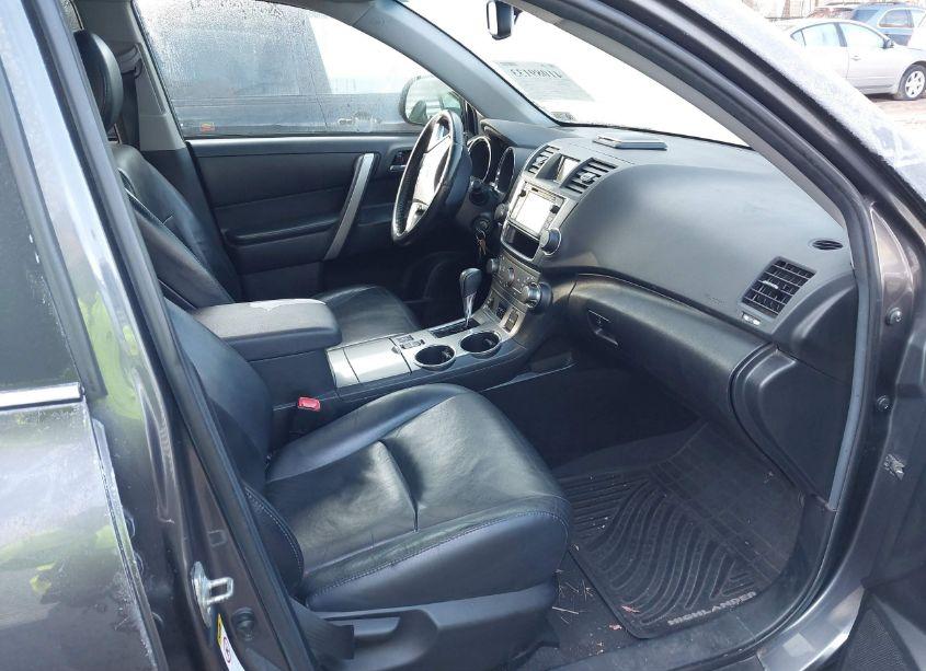 Photo 5 of 2013 Toyota Highlander SE V6 (VIN 5TDBK3EH2DS178613)