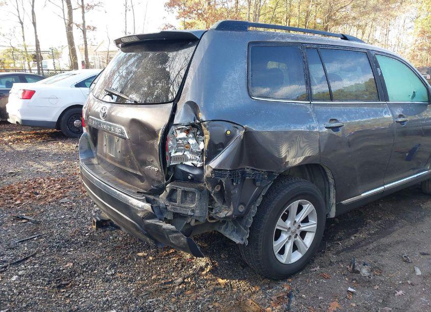 Photo 6 of 2013 Toyota Highlander SE V6 (VIN 5TDBK3EH2DS178613)