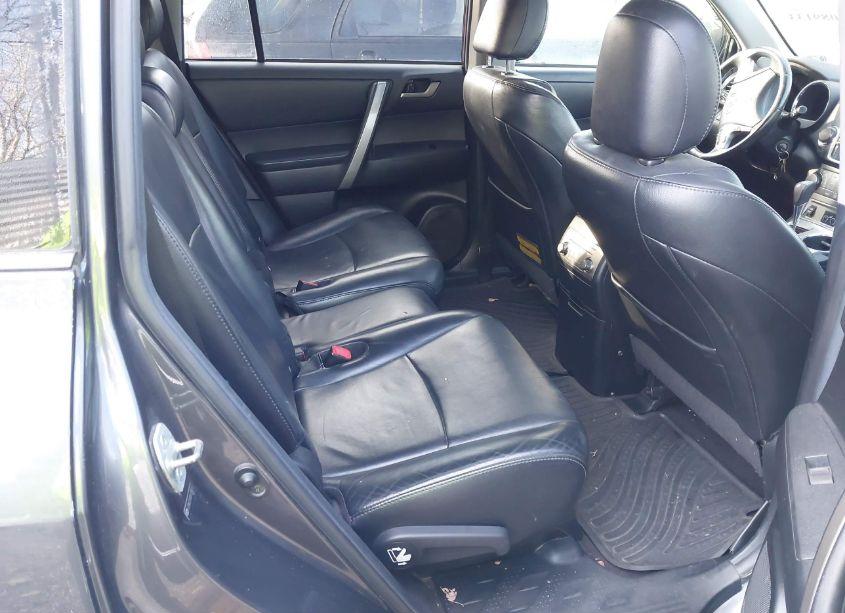 Photo 8 of 2013 Toyota Highlander SE V6 (VIN 5TDBK3EH2DS178613)