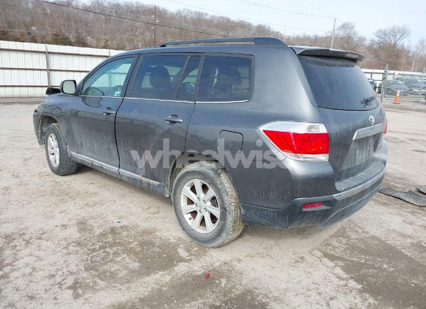 Photo 3 of 2013 Toyota Highlander SE V6 (VIN 5TDBK3EH2DS213098)