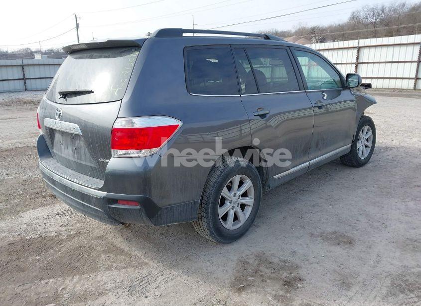 Photo 4 of 2013 Toyota Highlander SE V6 (VIN 5TDBK3EH2DS213098)