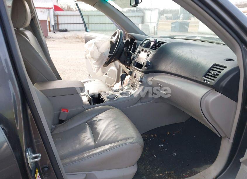 Photo 5 of 2013 Toyota Highlander SE V6 (VIN 5TDBK3EH2DS213098)