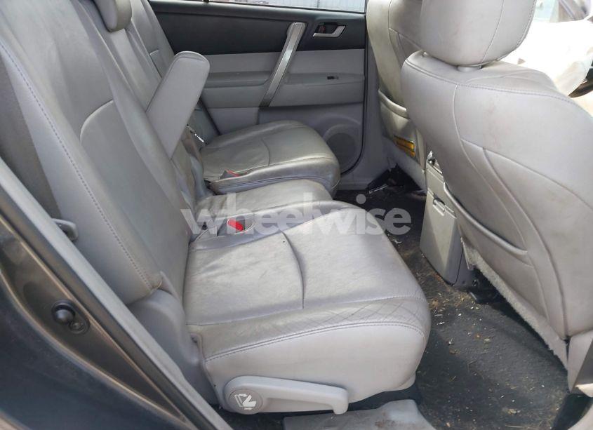 Photo 8 of 2013 Toyota Highlander SE V6 (VIN 5TDBK3EH2DS213098)