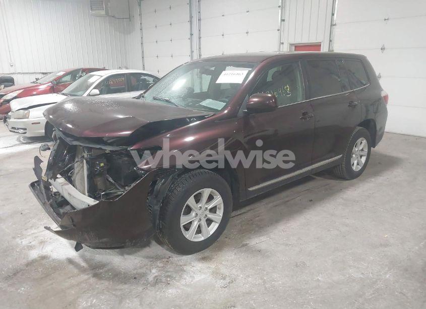 Photo 2 of 2013 Toyota Highlander BASE V6 (VIN 5TDBK3EH2DS265394)
