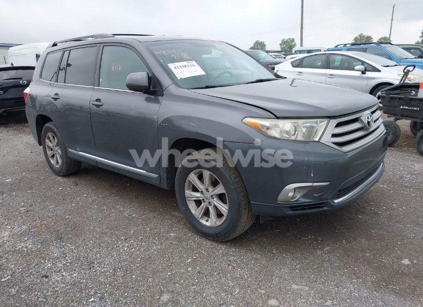 2013 Toyota Highlander SE V6 (VIN 5TDBK3EH2DS276136) main photo
