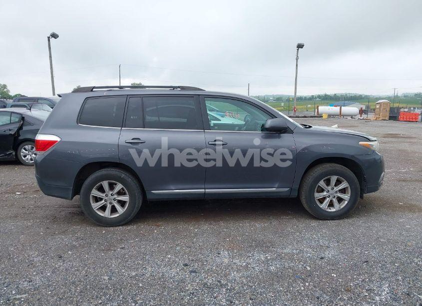 Photo 13 of 2013 Toyota Highlander SE V6 (VIN 5TDBK3EH2DS276136)
