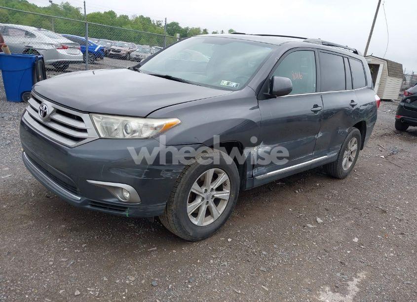 Photo 2 of 2013 Toyota Highlander SE V6 (VIN 5TDBK3EH2DS276136)