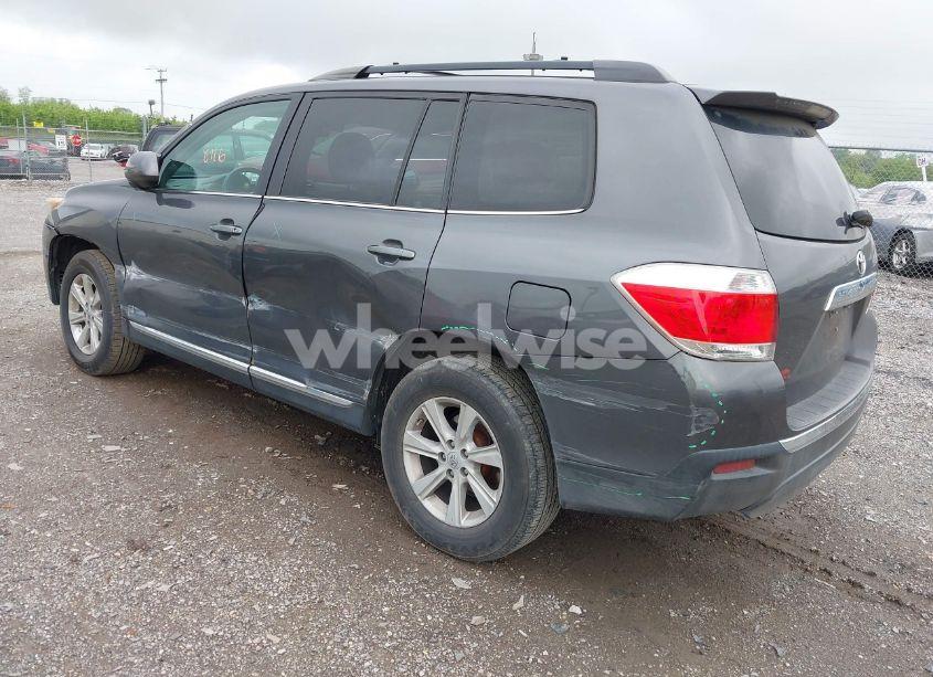 Photo 3 of 2013 Toyota Highlander SE V6 (VIN 5TDBK3EH2DS276136)