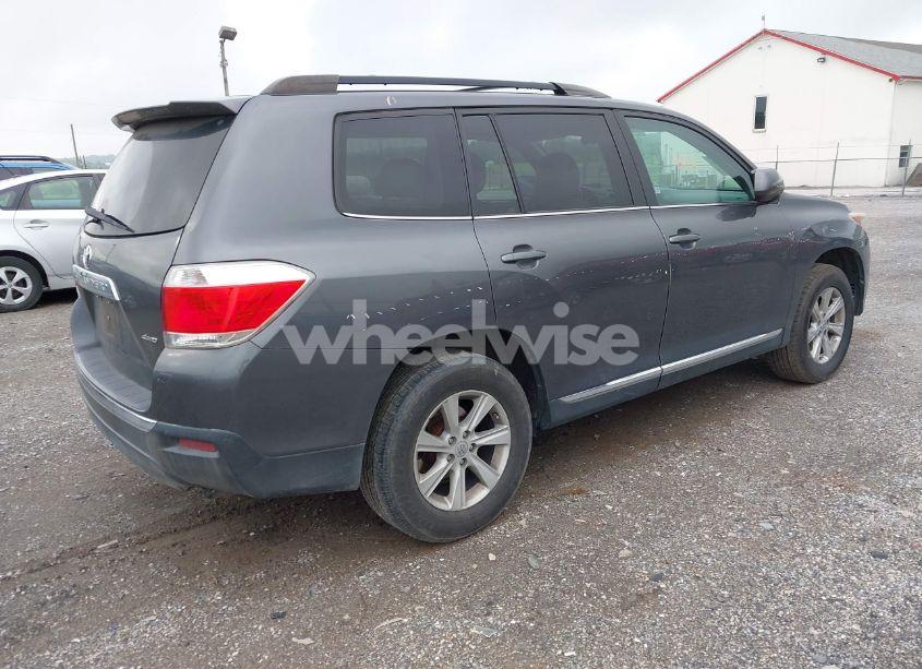 Photo 4 of 2013 Toyota Highlander SE V6 (VIN 5TDBK3EH2DS276136)