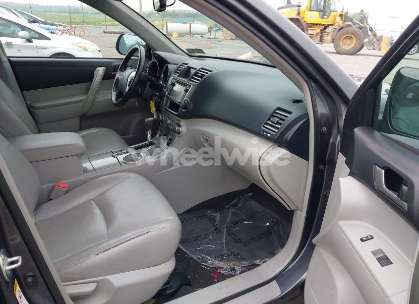 Photo 5 of 2013 Toyota Highlander SE V6 (VIN 5TDBK3EH2DS276136)