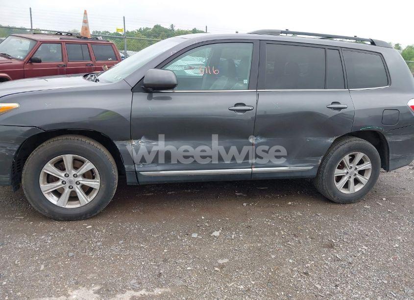 Photo 6 of 2013 Toyota Highlander SE V6 (VIN 5TDBK3EH2DS276136)