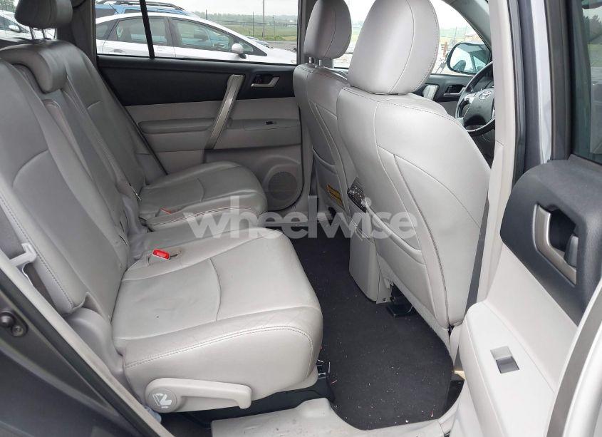 Photo 8 of 2013 Toyota Highlander SE V6 (VIN 5TDBK3EH2DS276136)