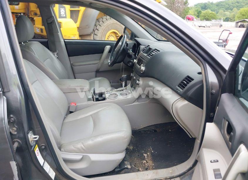 Photo 5 of 2011 Toyota Highlander SE V6 (VIN 5TDBK3EH3BS085242)