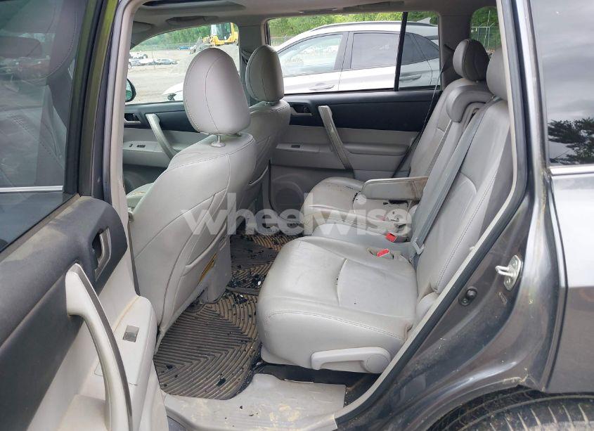 Photo 8 of 2011 Toyota Highlander SE V6 (VIN 5TDBK3EH3BS085242)