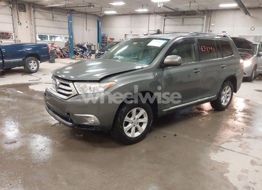 Photo 2 of 2013 Toyota Highlander PLUS/SE (VIN 5TDBK3EH3DS215328)