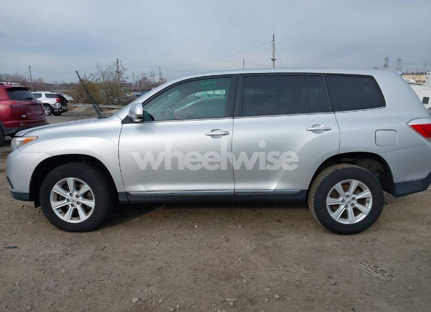 Photo 13 of 2013 Toyota Highlander BASE V6 (VIN 5TDBK3EH3DS216463)