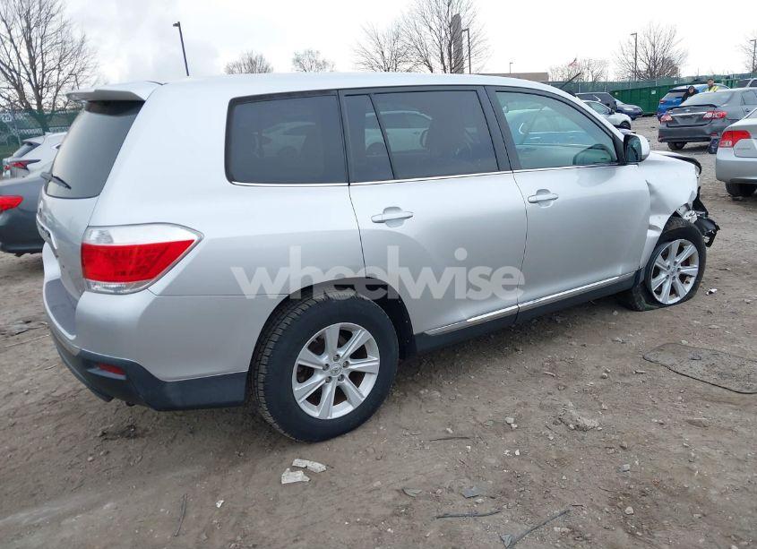 Photo 2 of 2013 Toyota Highlander BASE V6 (VIN 5TDBK3EH3DS216463)