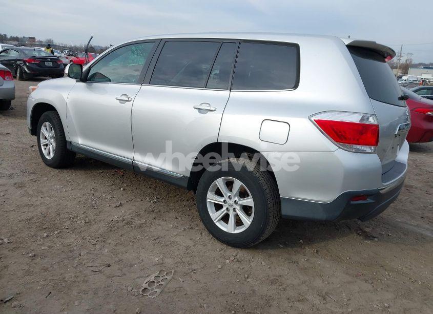 Photo 3 of 2013 Toyota Highlander BASE V6 (VIN 5TDBK3EH3DS216463)