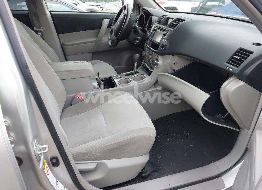 Photo 5 of 2013 Toyota Highlander BASE V6 (VIN 5TDBK3EH3DS216463)