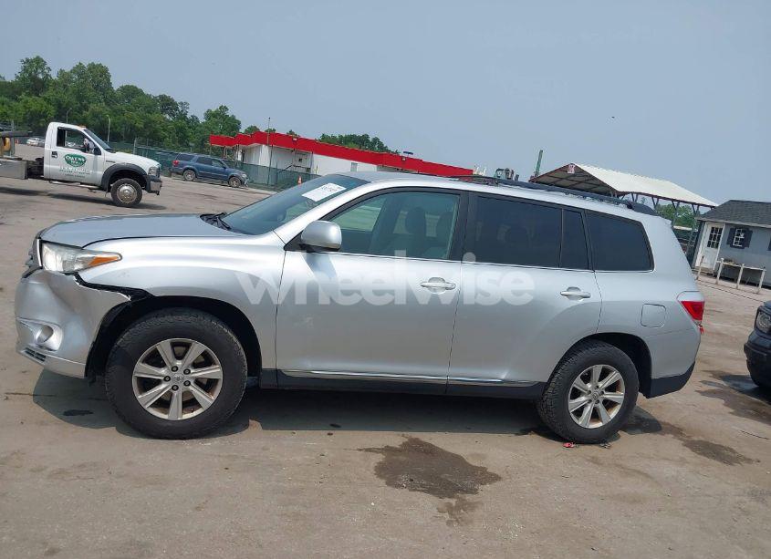 Photo 14 of 2013 Toyota Highlander BASE PLUS V6 (VIN 5TDBK3EH3DS226376)