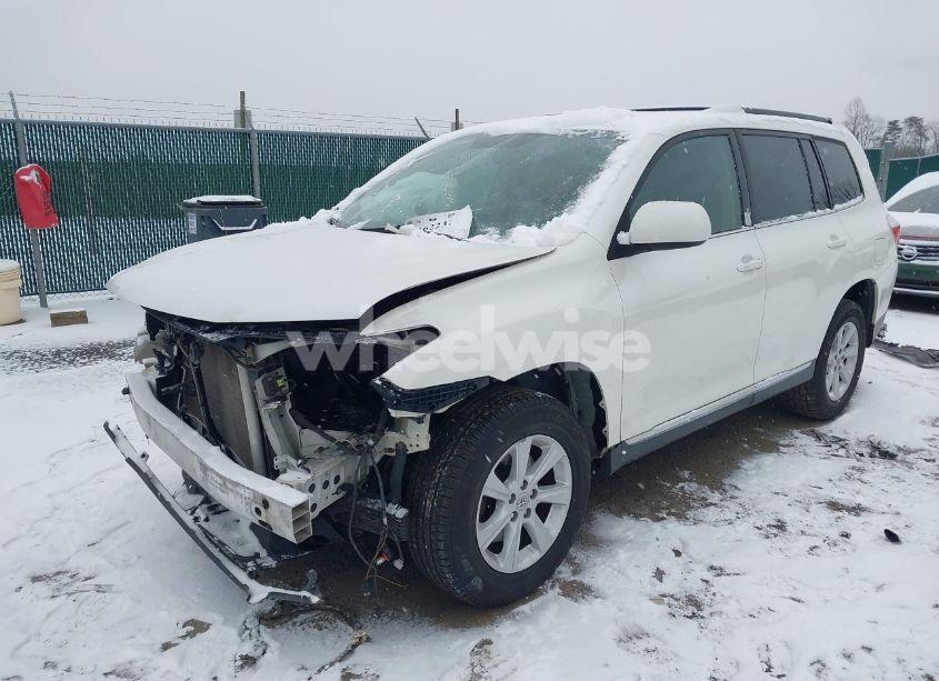 Photo 2 of 2013 Toyota Highlander PLUS/SE (VIN 5TDBK3EH3DS261791)