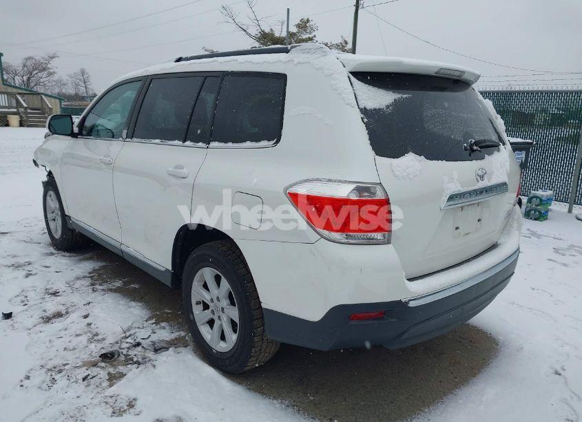 Photo 3 of 2013 Toyota Highlander PLUS/SE (VIN 5TDBK3EH3DS261791)