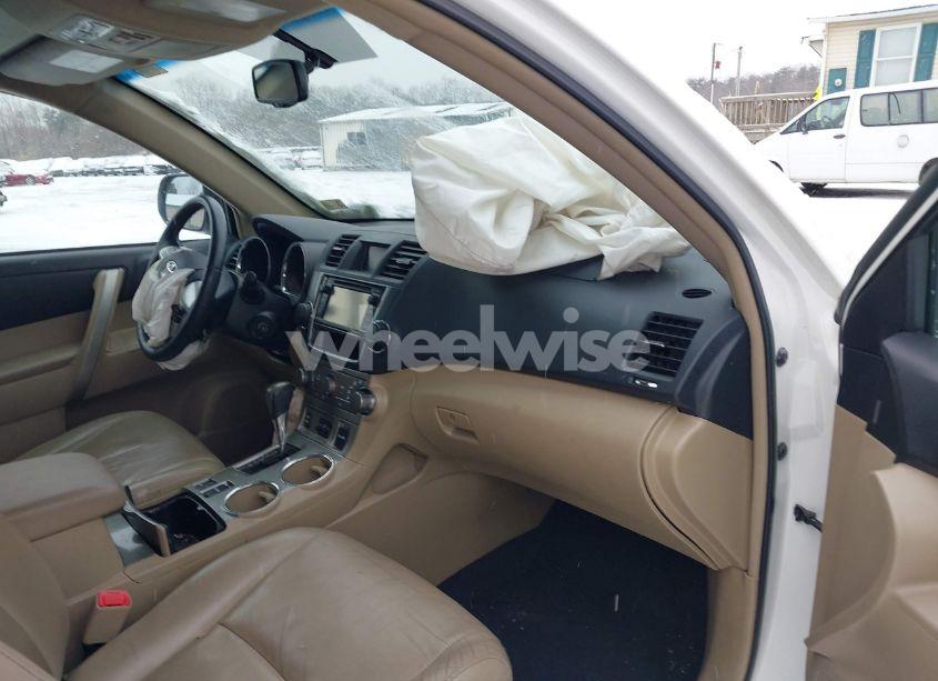 Photo 5 of 2013 Toyota Highlander PLUS/SE (VIN 5TDBK3EH3DS261791)