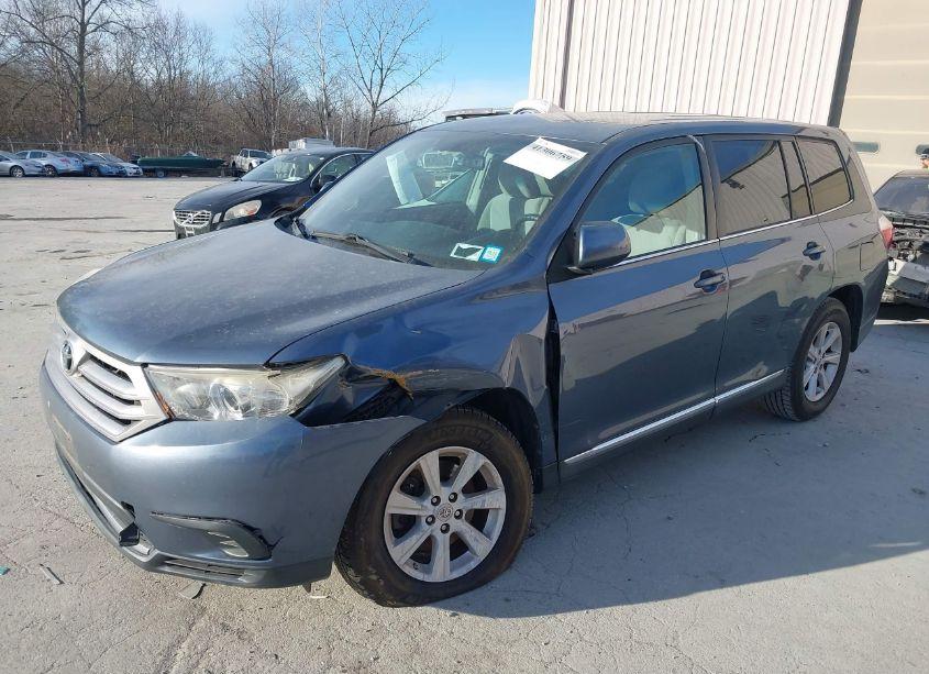 Photo 2 of 2013 Toyota Highlander BASE V6 (VIN 5TDBK3EH3DS264223)