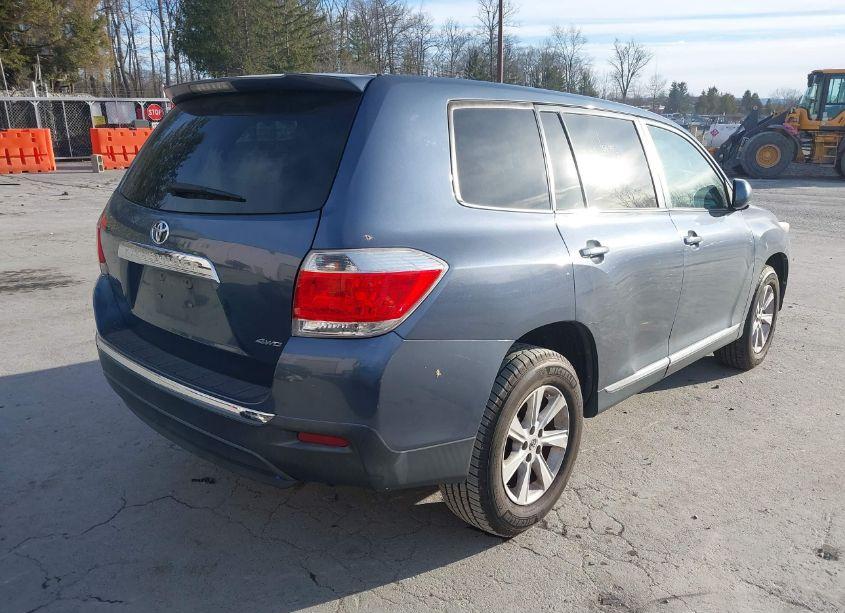 Photo 4 of 2013 Toyota Highlander BASE V6 (VIN 5TDBK3EH3DS264223)