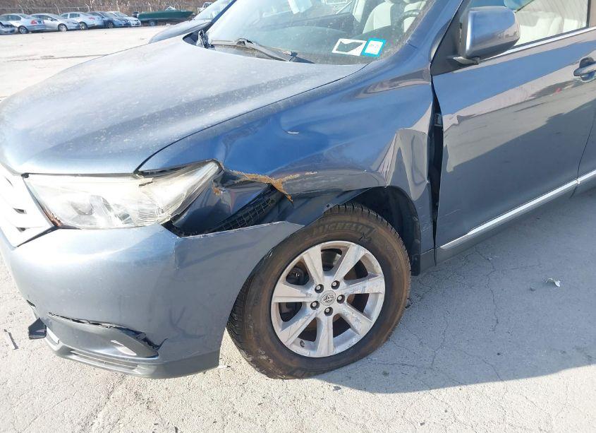 Photo 6 of 2013 Toyota Highlander BASE V6 (VIN 5TDBK3EH3DS264223)